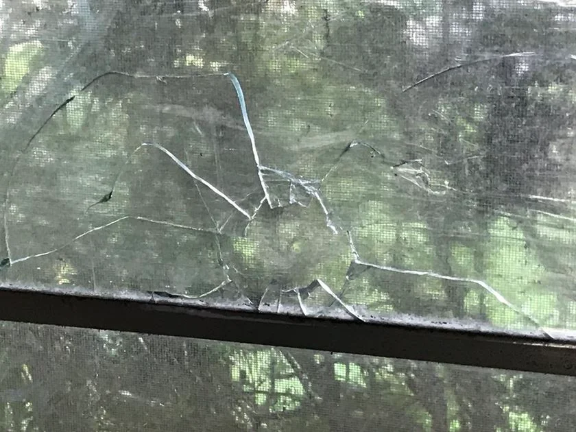 Um dos tiros passou pela janela Um dos tiros passou pela janela