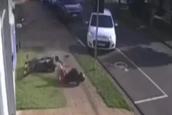 Imagem colorida, PR: adolescente com moto furtada foge da PM e bate em carro. Vídeo- Metrópoles