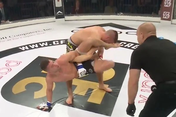 Imagem forte: braço de lutador de MMA gira e quebra após golpe