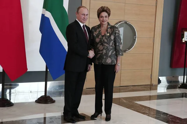 Foto colorida de Dilma Rousseff e Vladimir Putin - Metrópoles