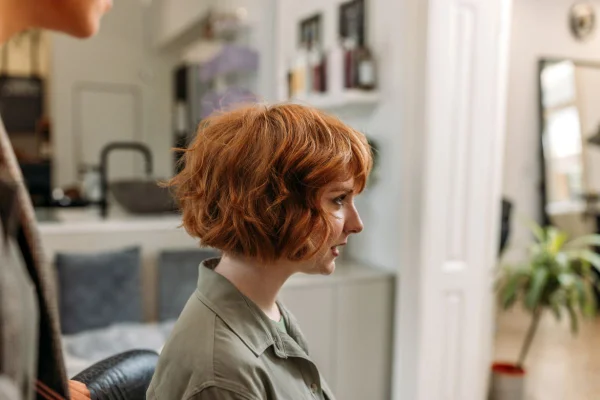 Foto colorida de uma mulher de cabelo curto - Metrópoles