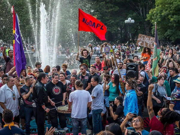 Foto colorida de milhares de pessoas durante manifestação em Nova York - Metrópoles