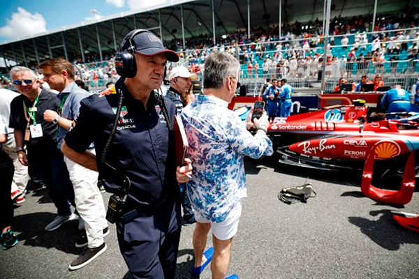 Imagem colorida de Adrian Newey com a camisa da Red Bull - Metrópoles