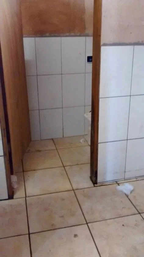 Vídeo mostra situação precária em banheiro de visitantes da Colmeia - imagem 2 Vídeo mostra situação precária em banheiro de visitantes da Colmeia - imagem 2