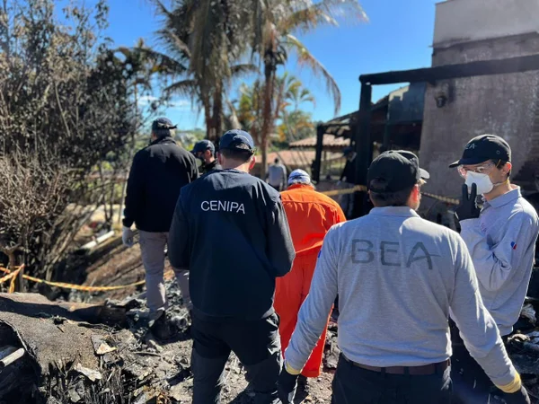 Investigadores do Cenipa e autoridades do BEA e TSB no local da queda de avião, em Vinhedo (SP) - Metrópoles