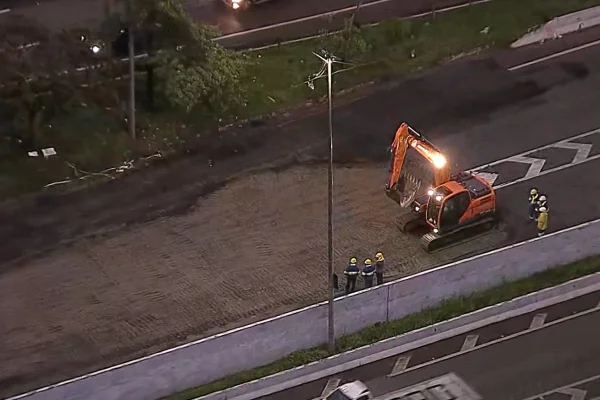 Imagem colorida de cratera reparada na Marginal Tietê