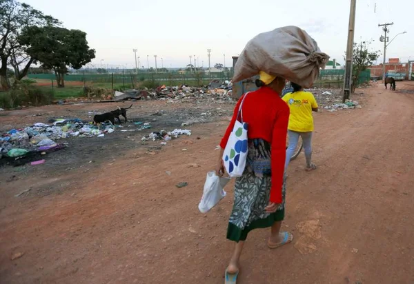 Número de brasileiros na pobreza extrema aumenta 2 milhões em um ano