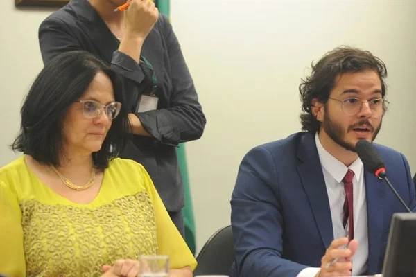 “Como ele é lindo, meu Deus”, diz Damares sobre Túlio Gadêlha