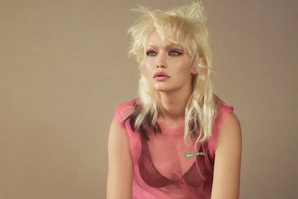 Gigi Hadid encarna Debbie Harry em capa da W Magazine