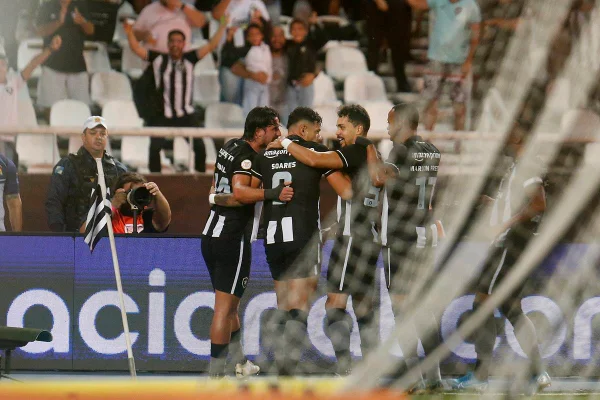Botafogo bate Corinthians e retoma liderança; Coritiba e Vasco empatam