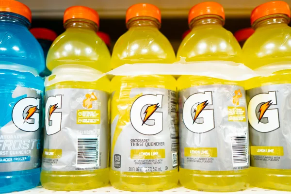 Garrafas de Gatorade estão dispostas nas prateleiras de uma loja Target em 4 de junho de 2025, em Austin, Texas. Metrópoles