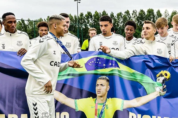 Richarlison foi homenageado no Everton