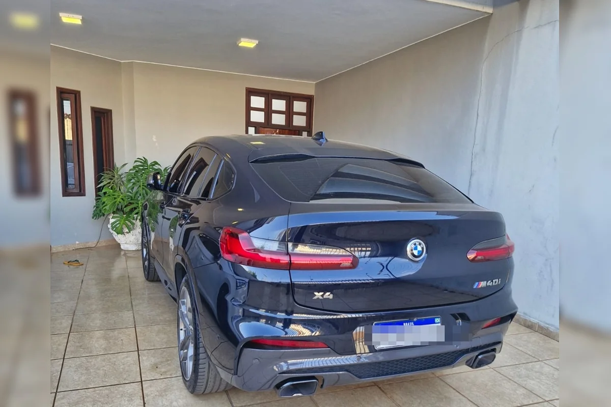 Durante as buscas realizadas na residência do casal apontado como responsável pelas empresas, foram apreendidos dois veículos de luxo: uma BMW X4, avaliada em aproximadamente R$ 300 mil, e um Audi A5, estimado em R$ 150 mil