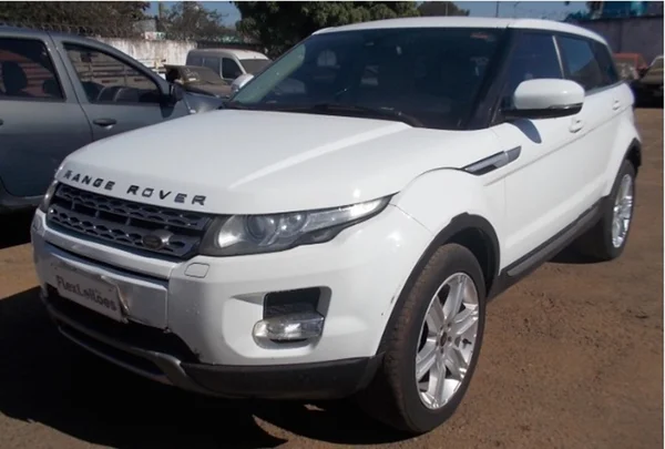 Imagem colorida de Range Rover Evoque branca em um estacionamento
