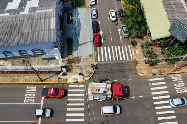 Mulher bate em carro do corpo de bombeiros