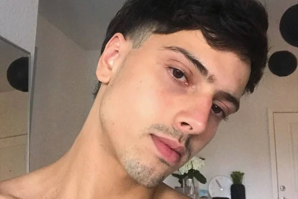 Filho de cantora gospel posa nu e diz que vai entrar para o OnlyFans