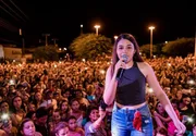 Ela ainda cantou para seus conterrâneos 