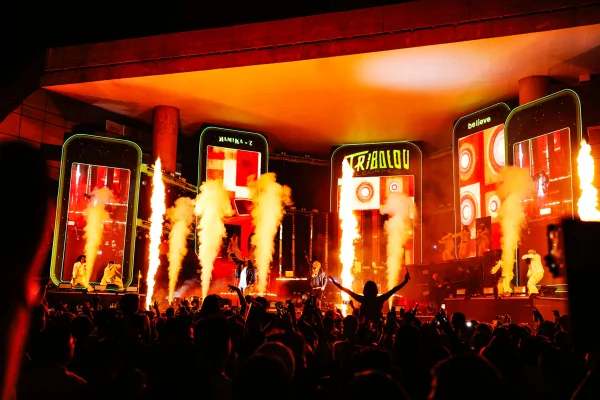 Fotografia colorida mostrando show em palco-Metrópoles