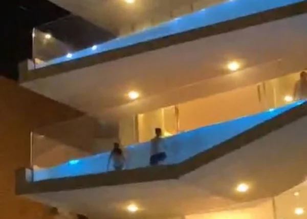 Imagem de pessoas dentro de piscina em sacada de prédio - Metrópoles