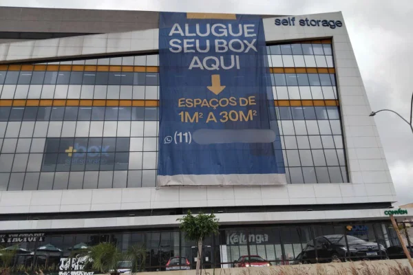 Imagem colorida de anúncio da SelfStorage que infringe a Lei Cidade Limpa