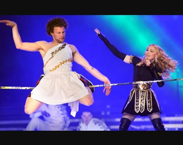 Andy Lewis, de 39 anos, atleta que ficou conhecido internacionalmente após se apresentar com Madonna no Super Bowl de 2012, morreu ao praticar o esporte radical conhecido como Base jumping - Metrópoles