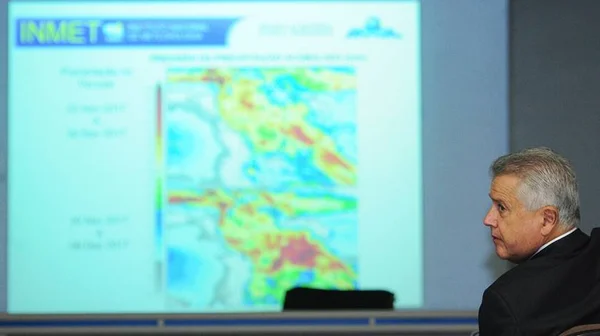 Rollemberg visita o Inmet e diz que chuvas devem aumentar em dezembro
