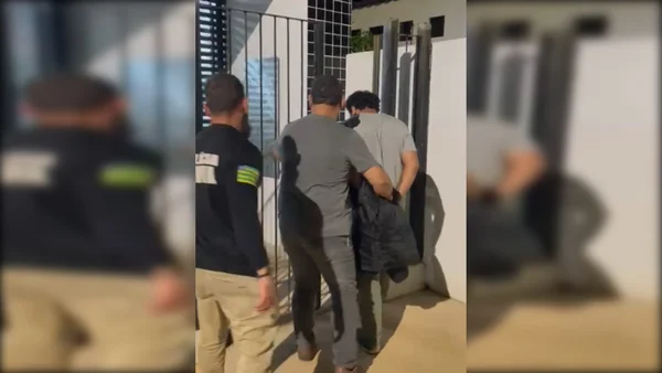 Homem algemado sendo conduzido - Metrópoles