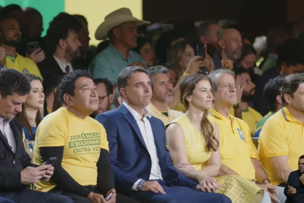 Flávio chora ao ouvir mensagem de Carlos em convenção do PL