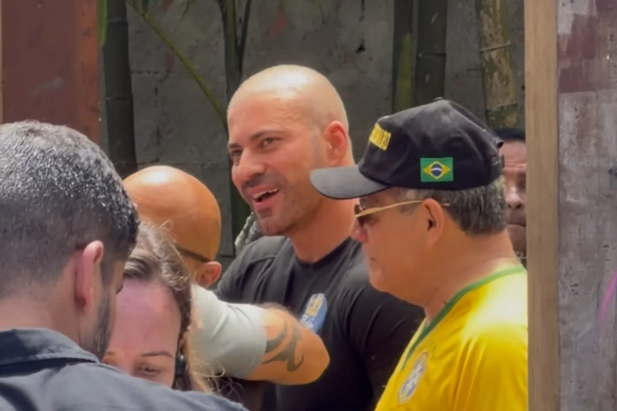 Com tornozeleira, Daniel Silveira vai a reunião de Flávio e Douglas Ruas