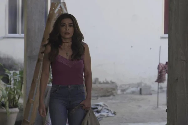 Aos beijos com maridão, Juliana Paes se diverte em dia de praia no Rio