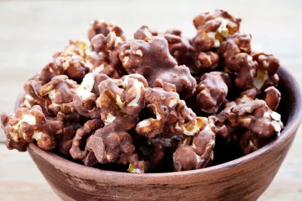 pipoca de chocolate servida em tigela marrom