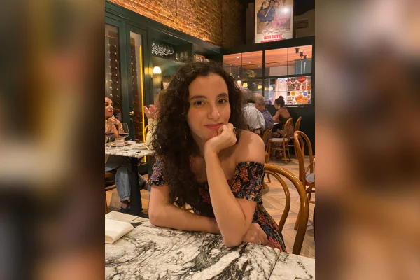 Jovem que descobriu trombose pulmonar após uso contínuo de anticoncepcional