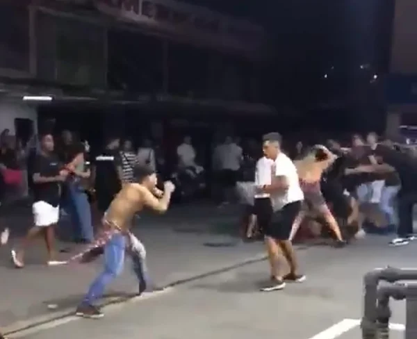 Briga acontece do lado do batalhão da PM no RJ, mas policiais ignoram