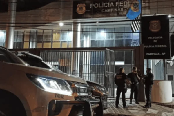 Imagem colorida da Delegacia de Polícia Federal de Campinas, onde uma mulher foi presa pelo envolvimento no tráfico sexual - Metrópoles