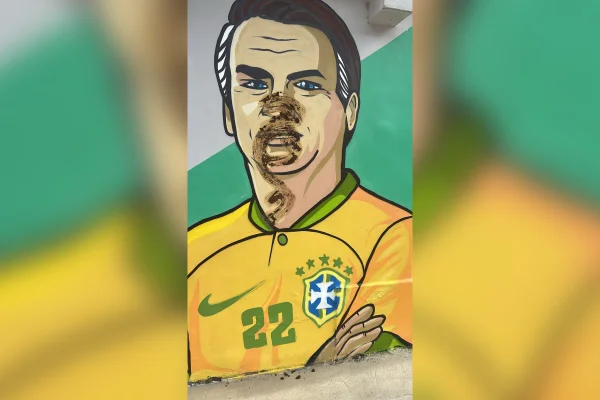 Cão ajuda a identificar mulher que jogou fezes em mural de Bolsonaro