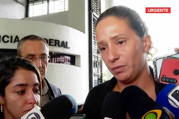 Imagem colorida mostra entrevista coletiva da viúva de Marille - Metrópoles