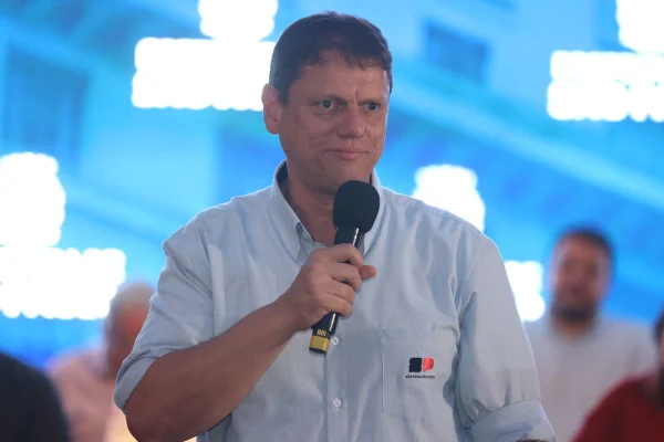 Tarcísio: PCC e CV são “terroristas armados contra o povo brasileiro”