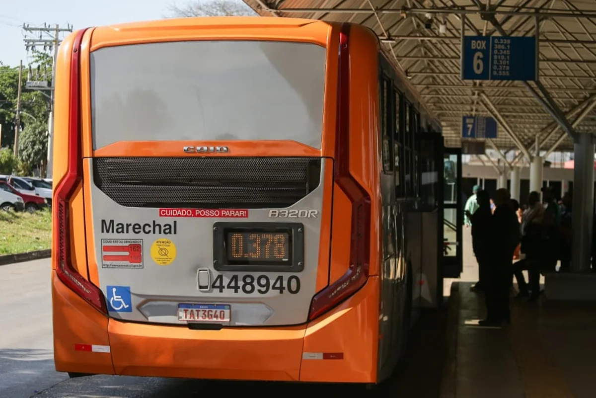 Com a confirmação do pagamento do salários, os motoristas fizeram uma assembleia para decidir o rumo da paralisação Com a confirmação do pagamento do salários, os motoristas fizeram uma assembleia para decidir o rumo da paralisação