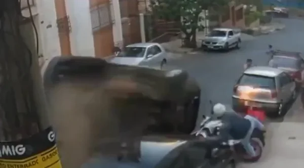 Carro desgovernado “voa” e atinge outros veículos em BH. Veja vídeo