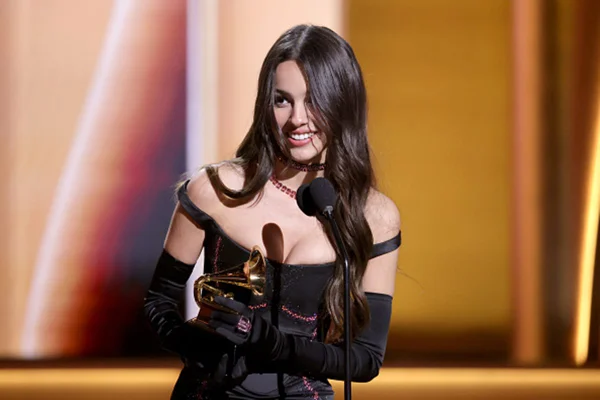 olivia rodrigo segura grammy
