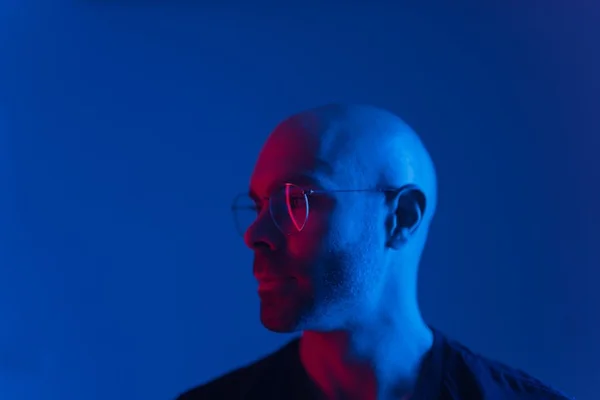 Imagem de homem careca. Pesquisadores tentam descobrir como resolver a queda de cabelo