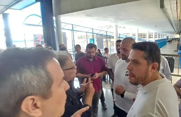 Deputados do PSL vão a escola para “vistoria” e provocam confusão
