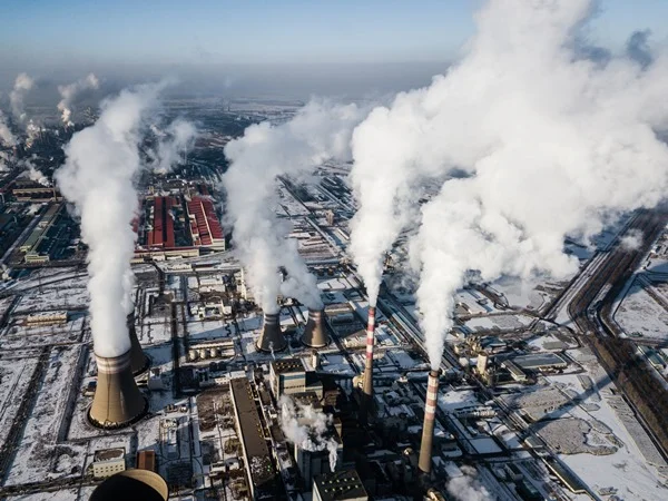 Usinas soltando gases poluentes - Metrópoles