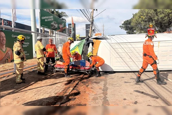 Van bate em poste e deixa passageiros presos sob risco de choque no DF