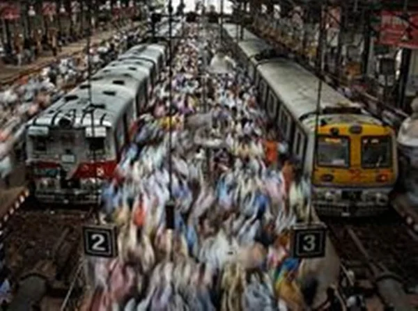 Tumulto em estação de trem de Mumbai na Índia deixa 21 mortos
