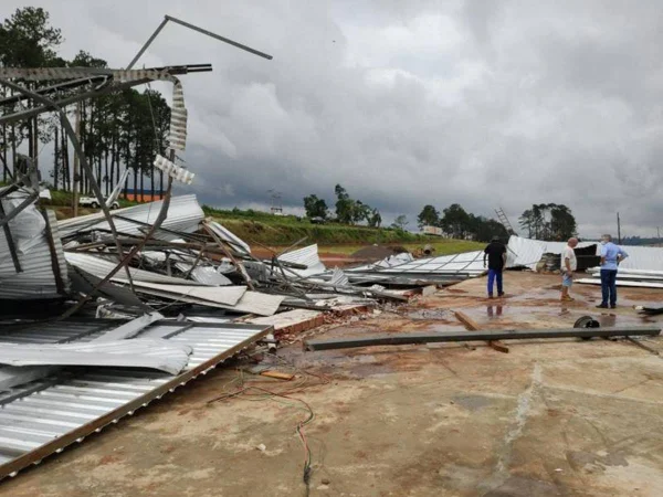 Microexplosão causada por ciclone provocou estragos no oeste de SC