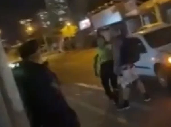 Mulher presa desacato