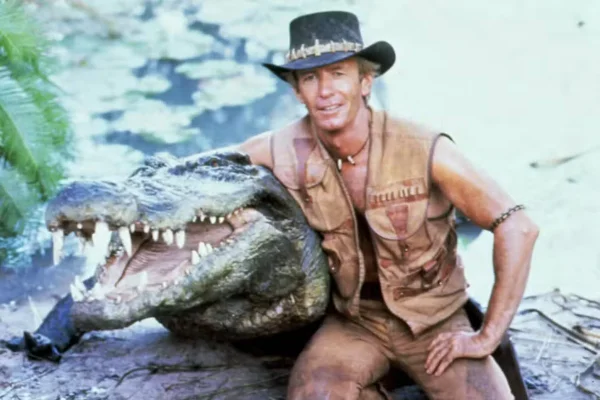 Foto colorida de Burt, astro do filme Crocodilo Dundee - Metrópoles