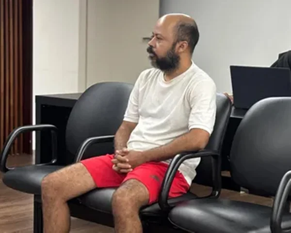 homem sentado em julgamento