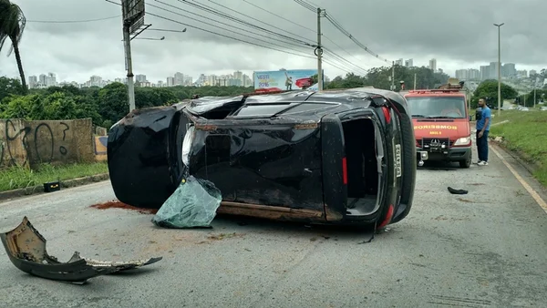 Carro bate em poste e capota na marginal da EPTG